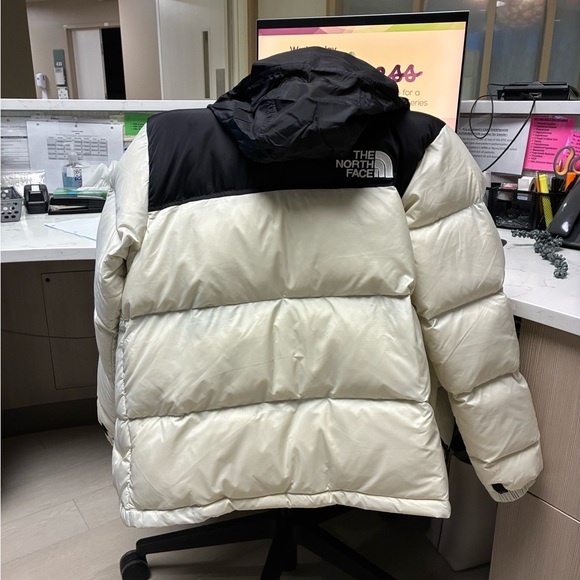 The North Face Men or Woman’s Cream and Black Puffer Jacket Size Medium/Large - Picture 4 of 4